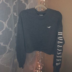 Long sleeve grey cropped sweater.